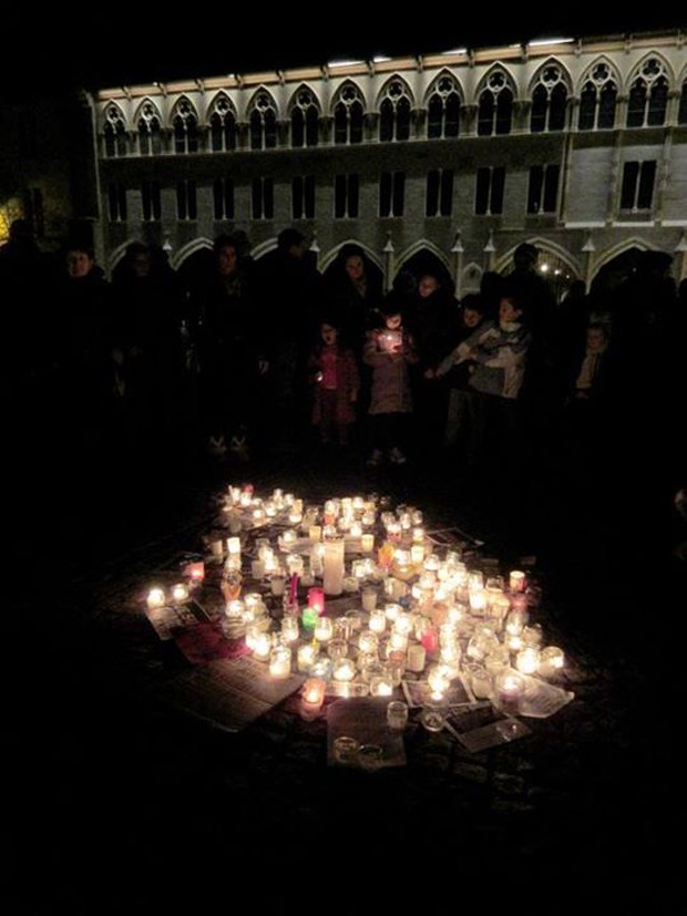 jesuischarlie-cluny-rassemblement-bougies-place-abbaye