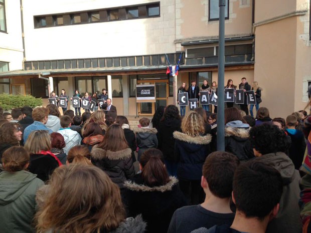 jesuischarlie-rassemblement-lycee-laprats-cluny-8jan2014-midi