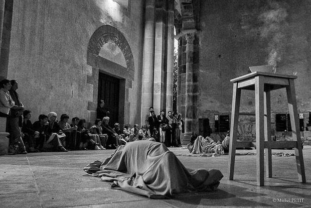 la-figure-du-gisant-abbaye-de-cluny-photo-michel-petit