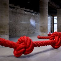 Installation : la corde à noeuds de Lilian Bourgeat Installation : la corde à noeuds de Lilian Bourgeat